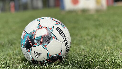 Fußball auf Wiese