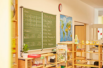 Klassenzimmer in der Montessori Biberkor Schule