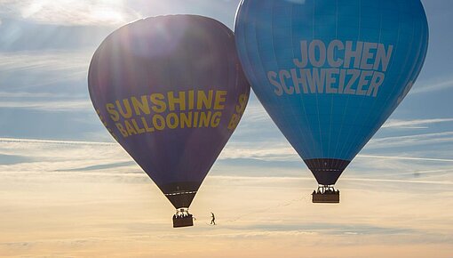 Heißluftballone mit Friede Kühne auf der Slackline