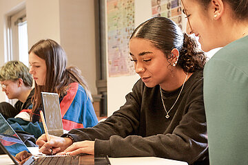 Schüler:innen der Oberstufe beim Lernen am Laptop