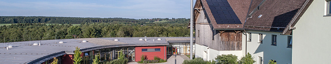 Ansicht auf das Montessori Biberkor Gebäude und den Innenhof