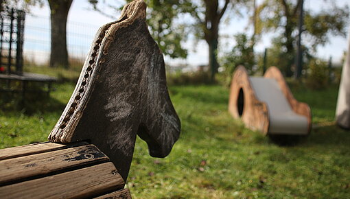 Garten Kinderhaus mit Holzpferd und Rutsche
