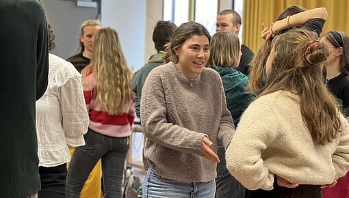 Referendar:innen beim Diskutieren